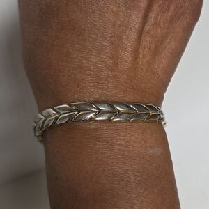 Vintage Gold-tone Double Leaf-shaped Chevron Magnetic Therapy Bracelet